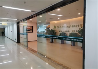 采購(gòu)青島防火玻璃隔斷應(yīng)該如何選擇核心材料與性能