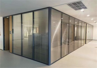 青島玻璃隔斷以品質(zhì)重塑空間美學(xué)